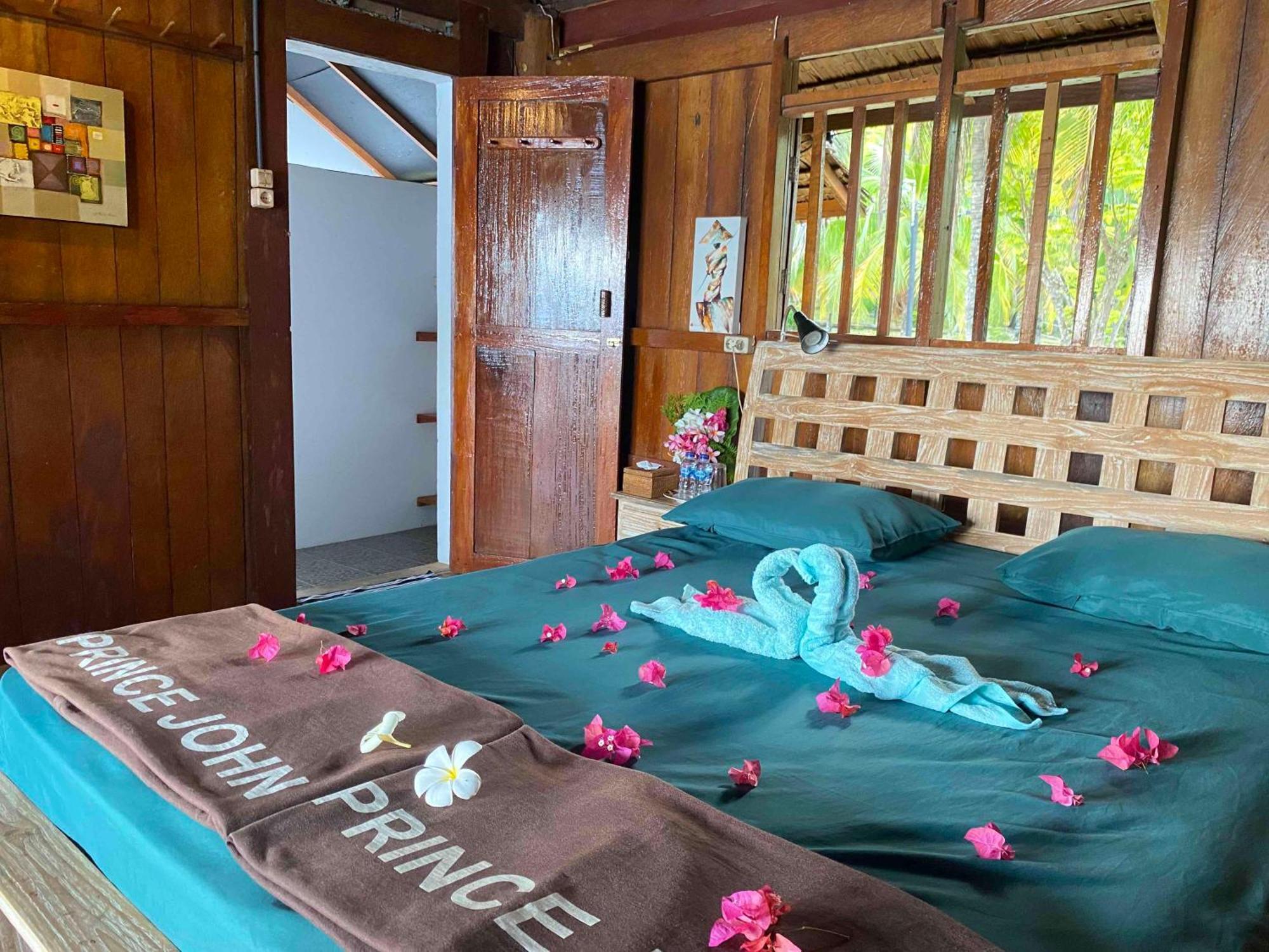 Prince John Dive Resort Donggala Экстерьер фото